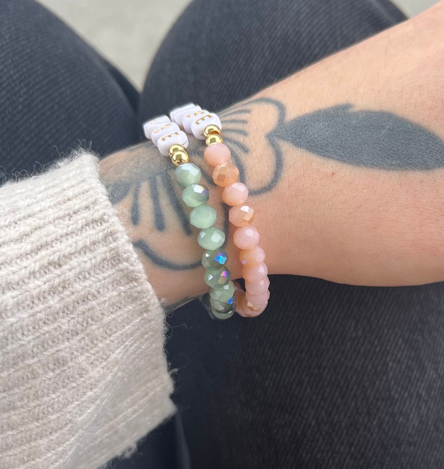 Bracelet personnalisable en perles de cristal et lettres alphabet