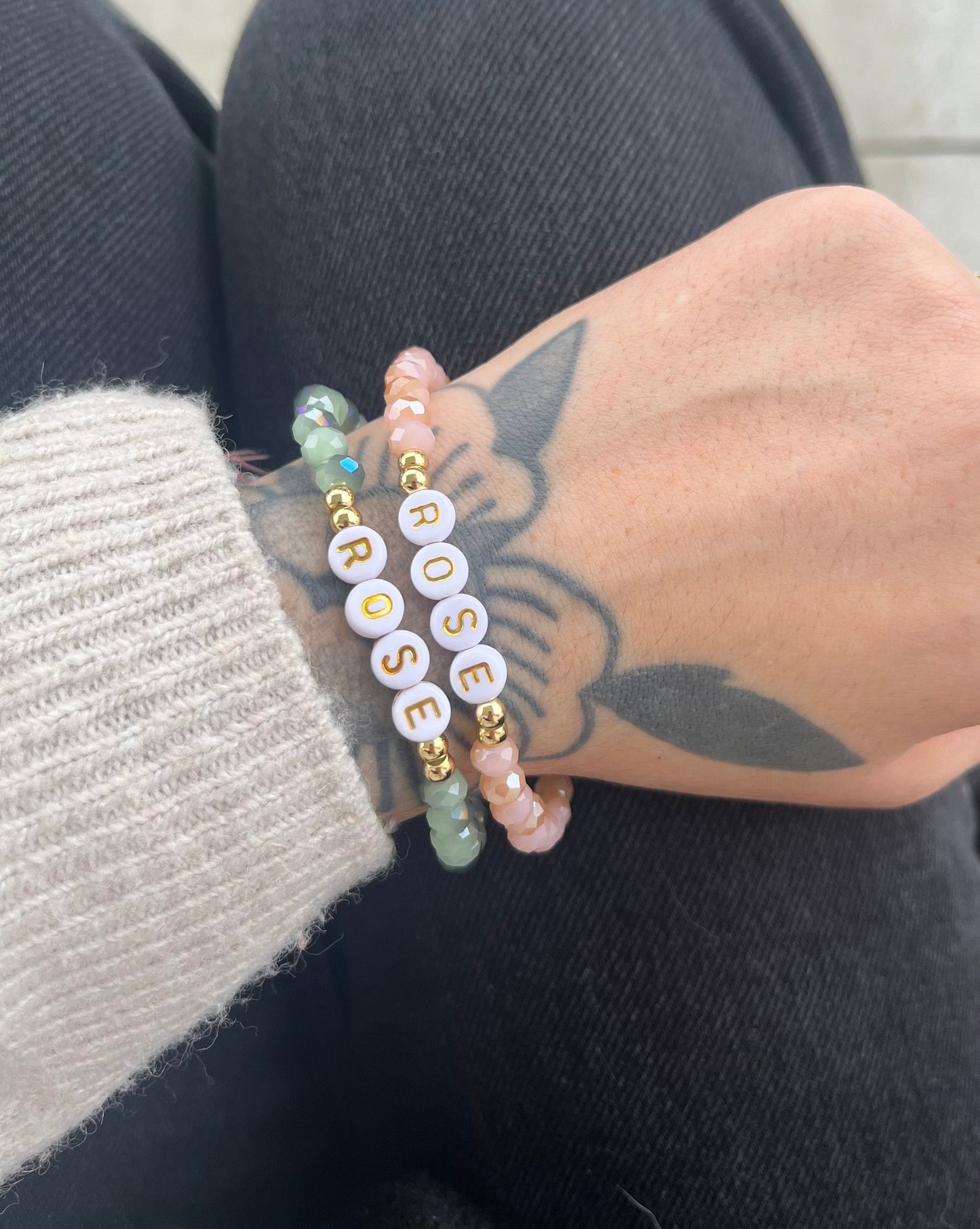 Bracelet personnalisable en perles de cristal et lettres alphabet